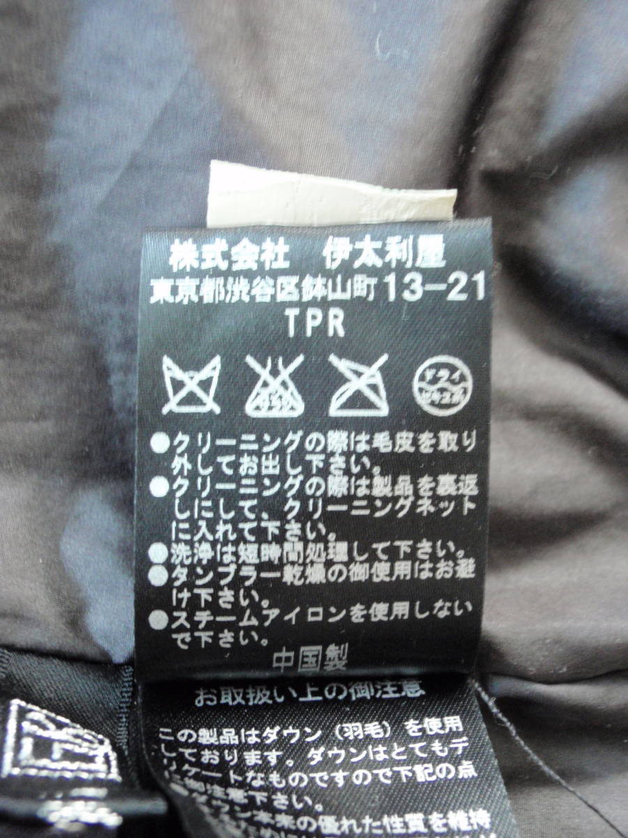 伊太利屋のダウンコートです。中は内ポケットが付いて豹柄で高級感が
