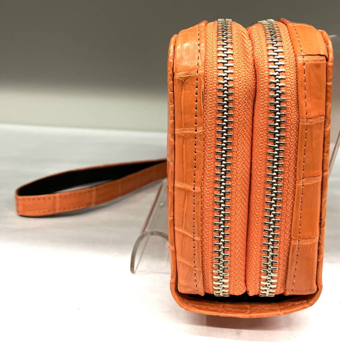 国産、日本製のクロコダイルワニ革使いのＷファスナーお財布型手付きポーチ、艶消しマットのオレンジ_画像3