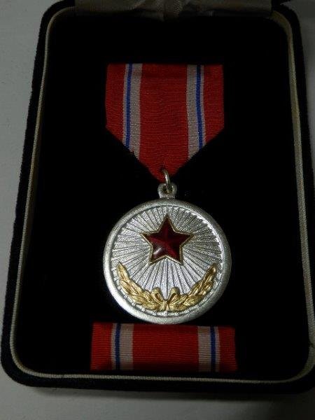 北朝鮮 3級国旗勲章とメダル バッチ 共箱 レターパックプラス可 1205U6G_画像6