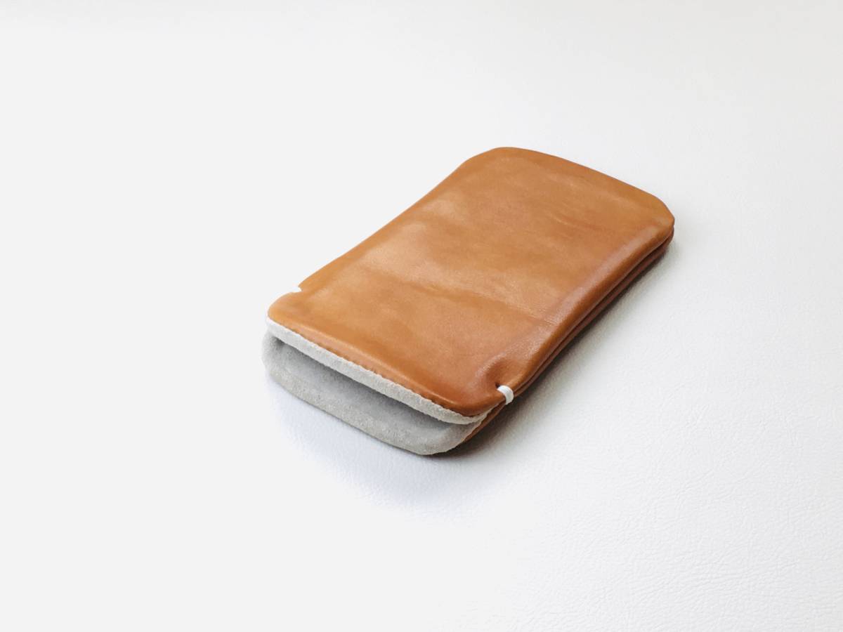 [ leather . feeling .]iPhone 14/ 14 Pro Camel color original leather case in case ( light grey suede )