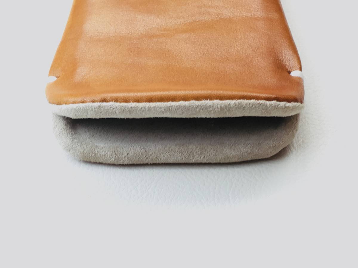 [ leather . feeling .]iPhone 14/ 14 Pro Camel color original leather case in case ( light grey suede )