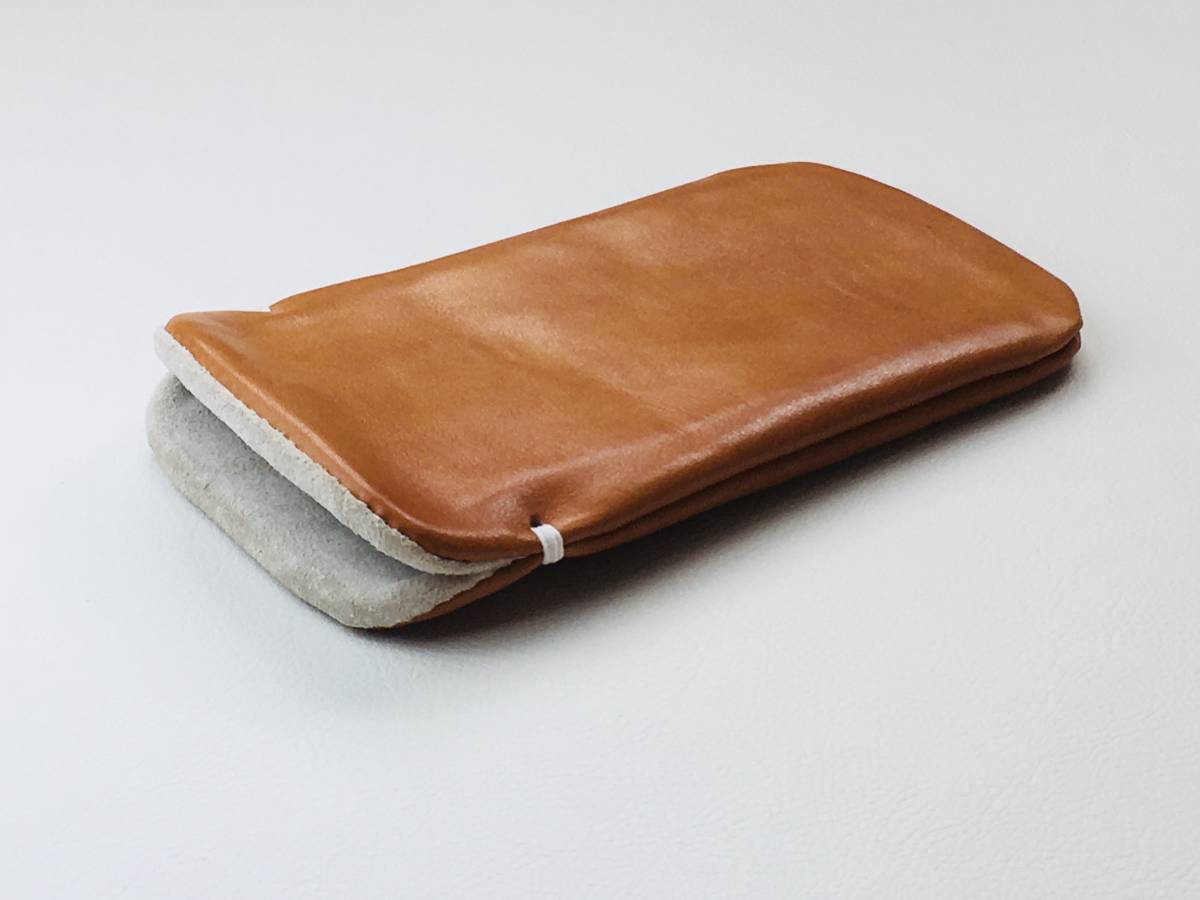 [ leather . feeling .]iPhone 14/ 14 Pro Camel color original leather case in case ( light grey suede )