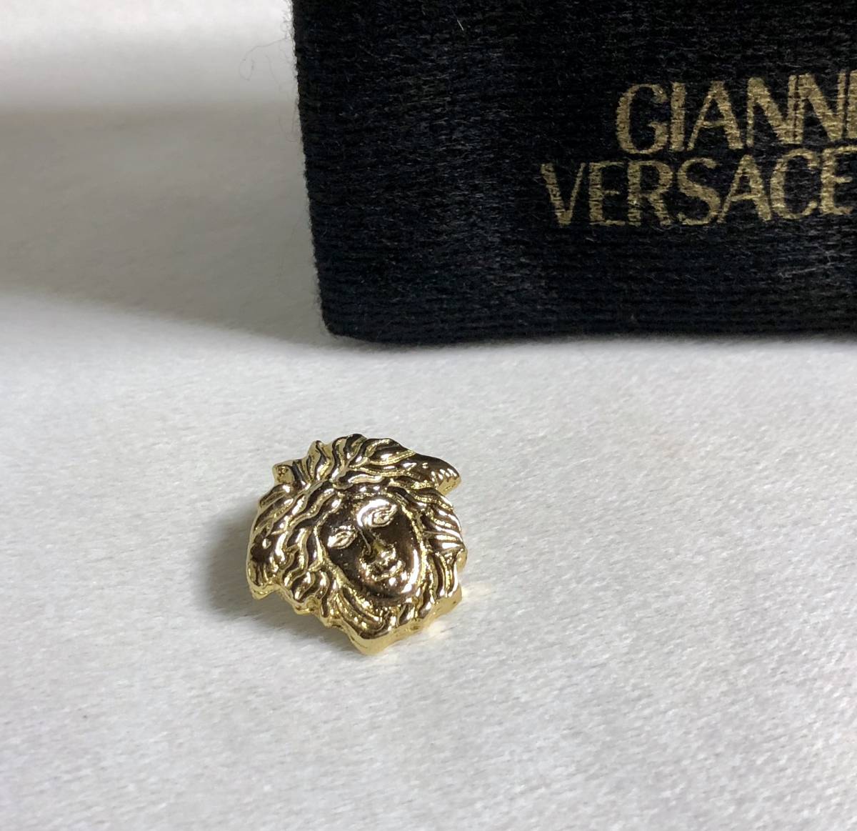 正規新古 激レア! ヴェルサーチVERSACE メデューサロゴ ピンブローチ ゴールド メインアイコンピンバッジ ヴィンテージモデル 男女兼用可〇