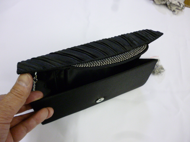 * prompt decision * clutch back * pleat shell * black 