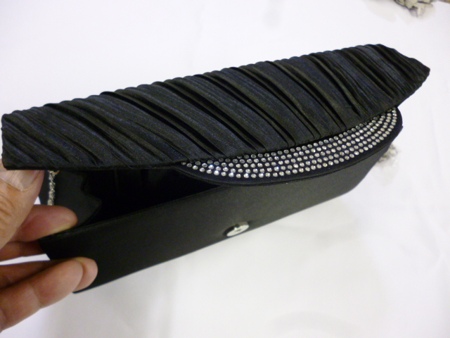 * prompt decision * clutch back * pleat shell * black 