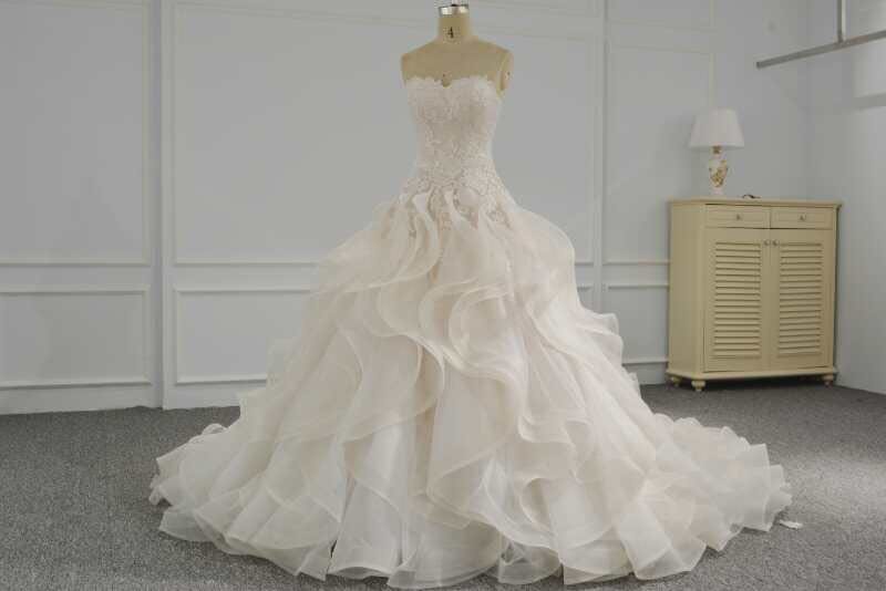 豪華フリルベアカットローウエストのウエディングドレス6点セットトレーン綺麗バージンロード憧れの花嫁衣装海外挙式お勧め結婚式