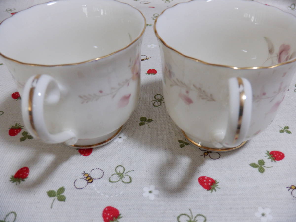 Ｂ１２　ＮＯＲＩＴＡＫＥ『ノリタケ（コンテンポラリー）★金彩　バラ模様の小さめのペアカップ＆ソーサー　日本製』～箱なし