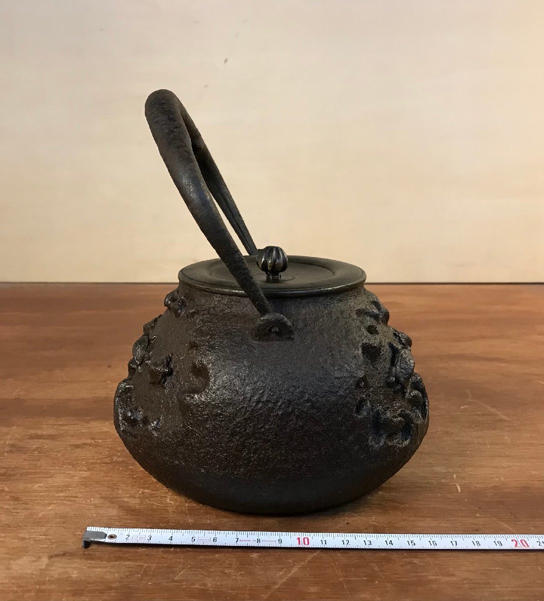 HH-5052 ■送料無料■ 寅之助 在銘 鉄瓶 亀 彫刻 茶道具 煎茶道具 鉄製 工芸品 骨董品 レトロ アンティーク 2260g 容量1.6L /くYUら_画像3