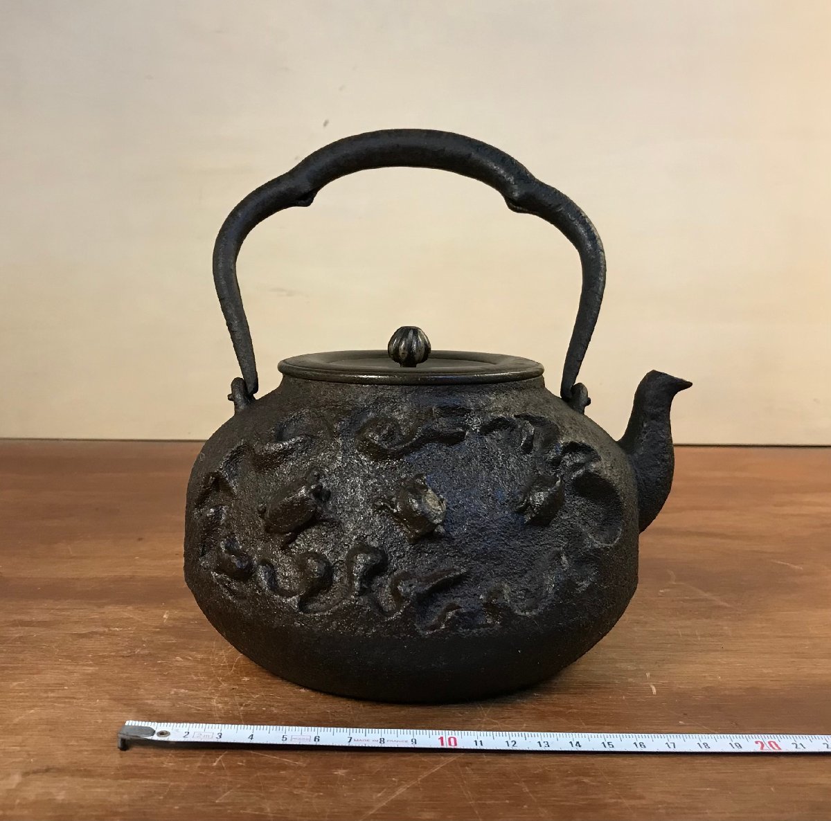 HH-5052 ■送料無料■ 寅之助 在銘 鉄瓶 亀 彫刻 茶道具 煎茶道具 鉄製 工芸品 骨董品 レトロ アンティーク 2260g 容量1.6L /くYUら_画像4