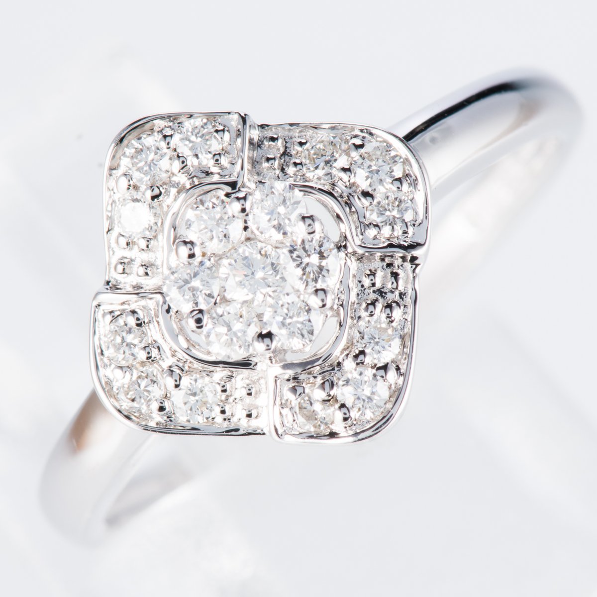 売れ筋商品 可愛らしいダイヤモンドを使用したシンプルで合わせやすいデザインのホワイトゴールド製ダイヤモンドリング(D0.25ct K18WG) ホワイトゴールド台
