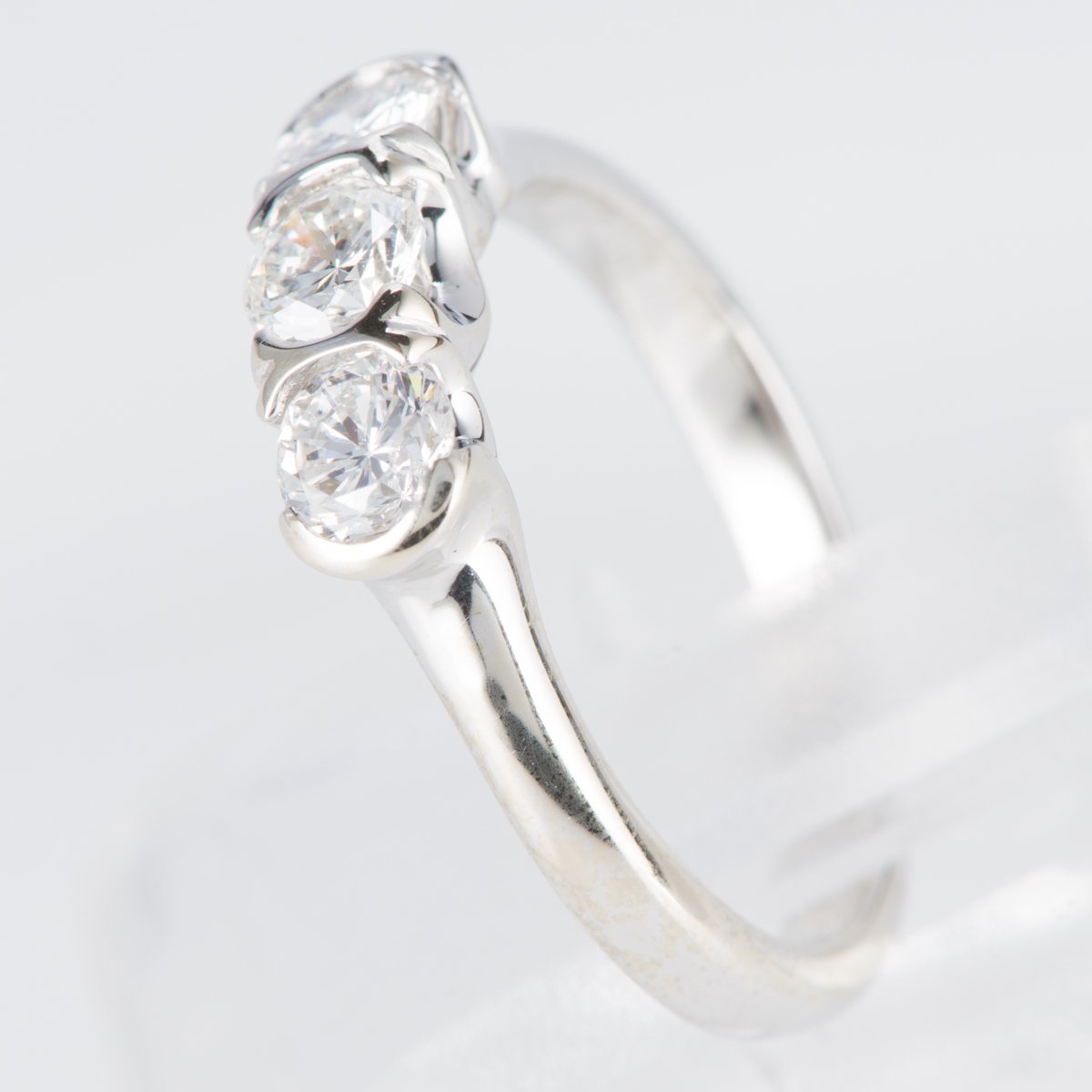 上品なダイヤモンド3石を使用したシンプルで合わせやすいデザインのホワイトゴールド製ダイヤモンドリング(D0.79ct K18WG)_画像4