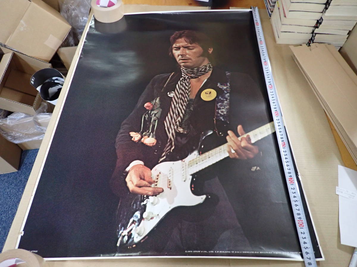 UK0Dω poster Eric Clapton Eric *klap ton black background Live? concert? stripe necktie? white black guitar 1975 year?