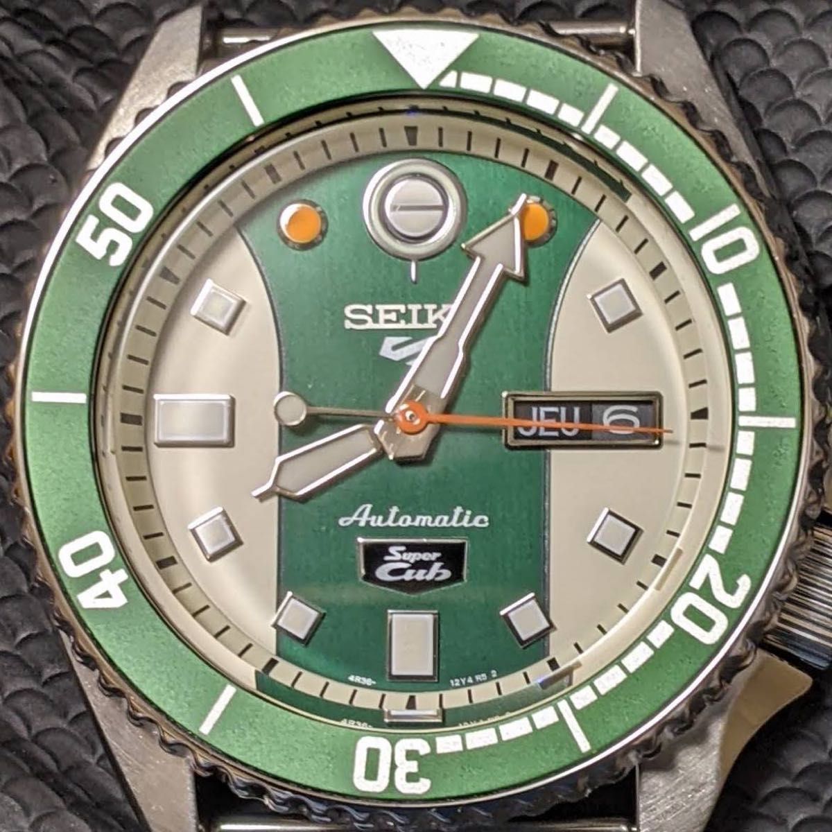 SEIKO 5 Sports Super Cub Limited Edition SBSA181 の海外版 SEIKO 5 Sports Super Cub Limited Edition SBSA181 の海外版