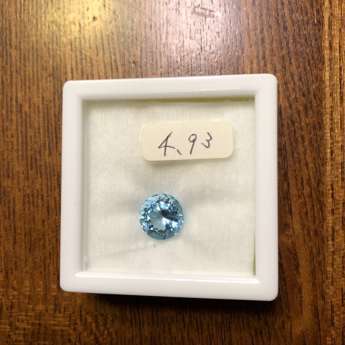 宝石。天然ブルートパーズ、ルース。4.93ct.   無処理で　希少の透明な淡いブルー。　直径７ミリの大珠　ダイヤファセットカット