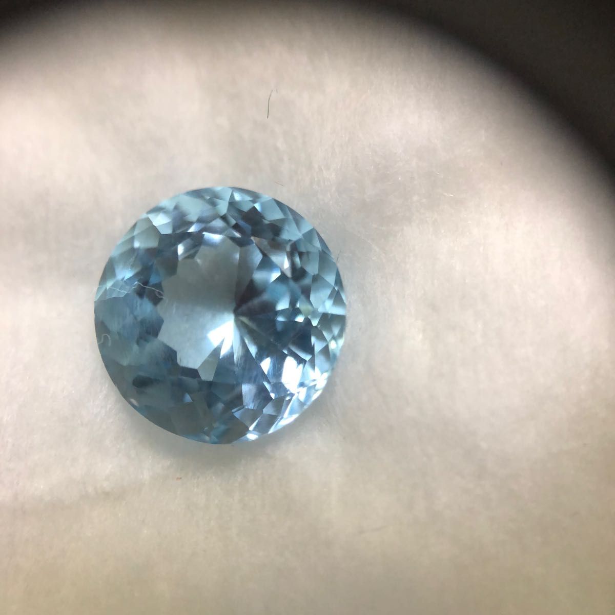 宝石。天然ブルートパーズ、ルース。4.93ct. 無処理で　希少の透明な淡いブルー。　直径７ミリの大珠　ダイヤファセットカット