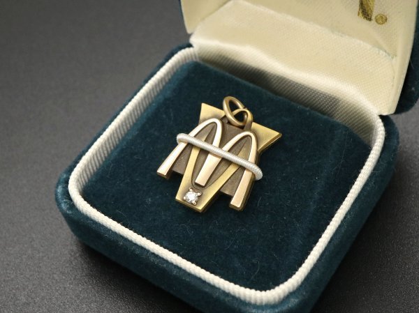 80s Vintage box attaching McDONALD\'S McDonald's 10K Gold Phil do Award souvenir Logo arch pendant JOSTENS Ad ba Thai Gin g