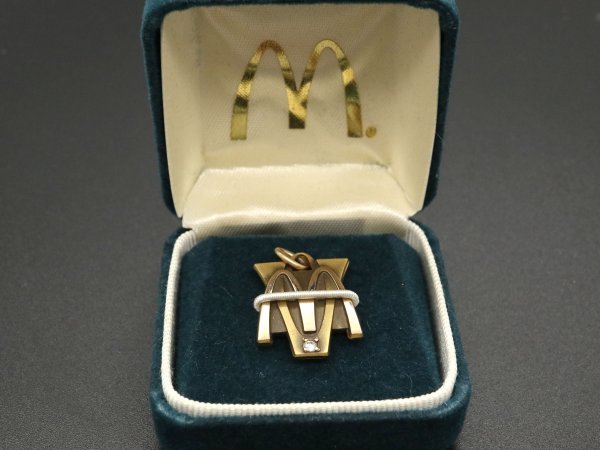 80s Vintage box attaching McDONALD\'S McDonald's 10K Gold Phil do Award souvenir Logo arch pendant JOSTENS Ad ba Thai Gin g