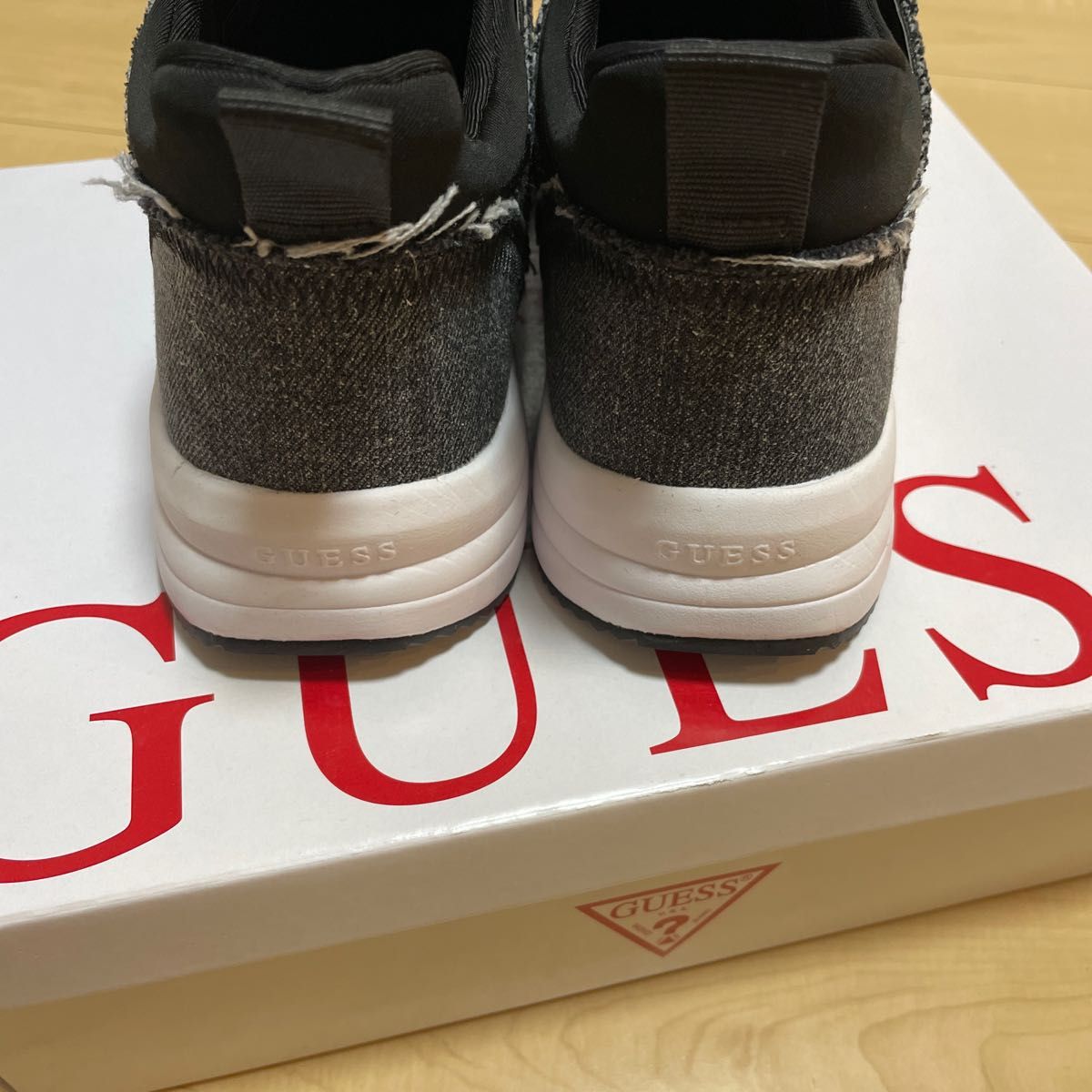 GUESS デニムロゴスニーカー