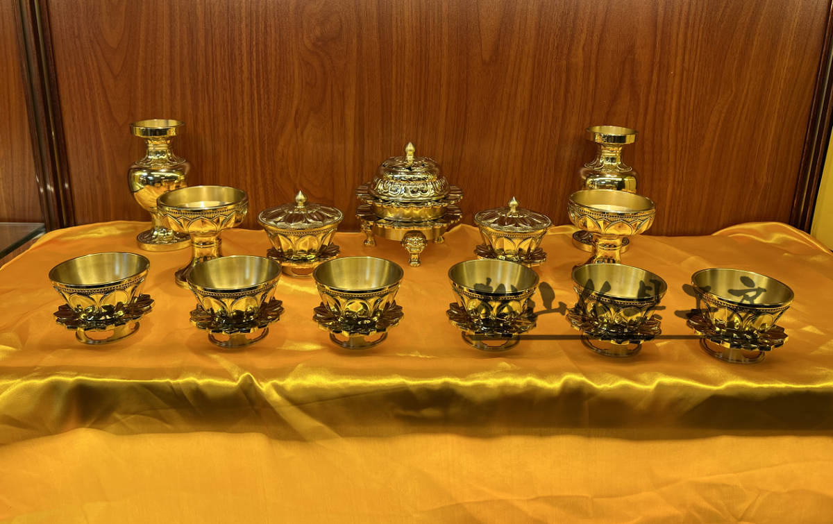 大人女性の 「松山仏具工房出品」密教法具 一面器 真鍮製 鋤彫仕様 大々型 13点セット 仏具一般 大人女性の 「松山仏具工房出品」密教法具 一面器 真鍮製 鋤彫仕様 大々型 13点セット 仏具一般