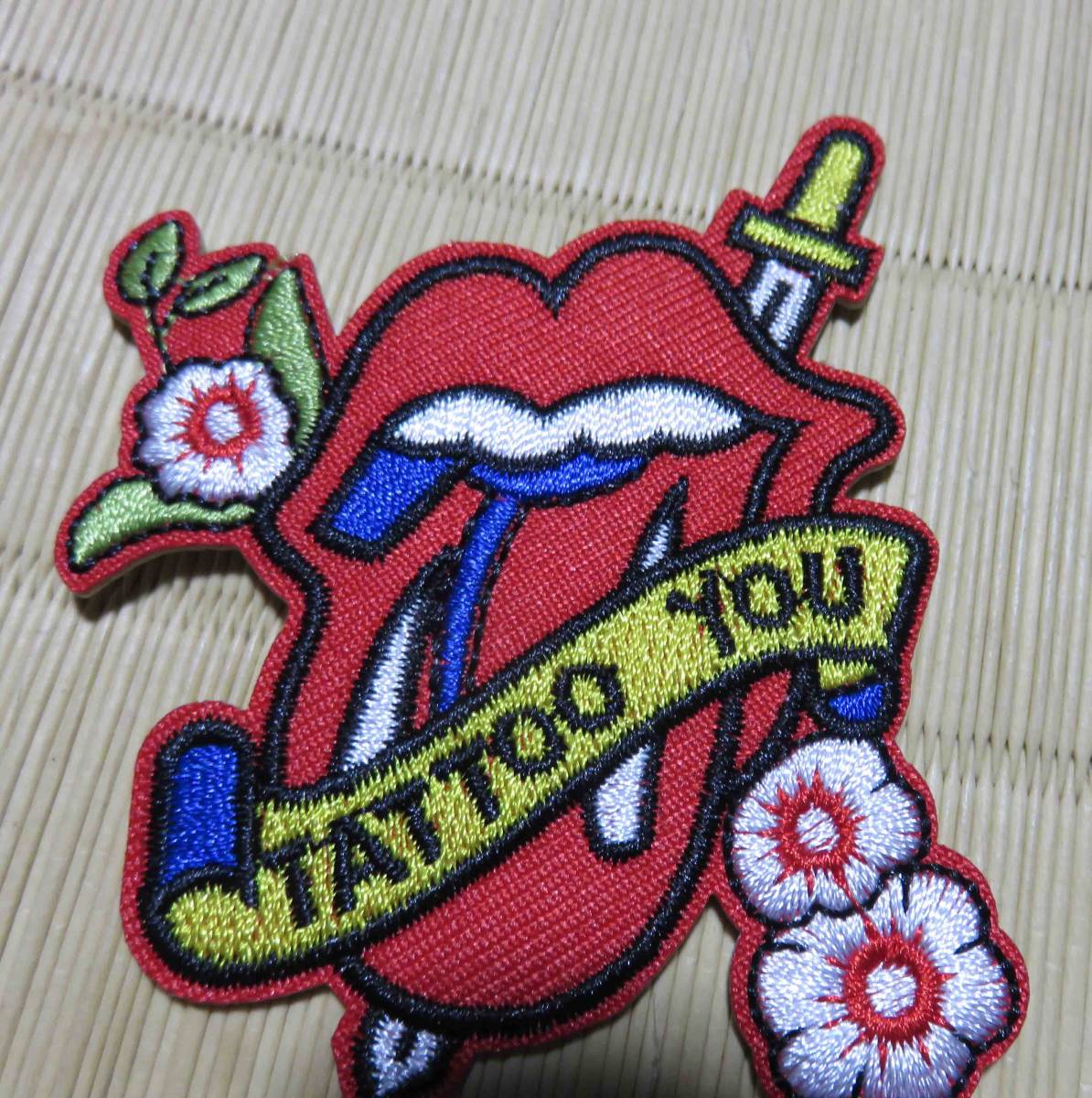 TATOO　YOU　舌出し☆激渋◆新品　タトゥー 入れ墨　花　刺繍ワッペン◆アメリカ　サバゲー・コスプレ　ミリタリー■洋服・衣類・衣服DIY_画像3