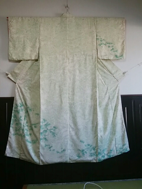 [小紋の着物]正絹／袷／身丈156cm／ 薄緑のグラデーション 草木の柄
