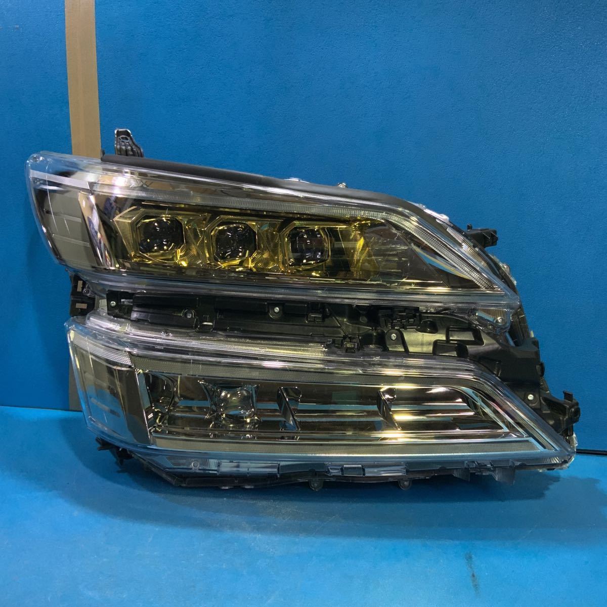 トヨタヴェルファイア 30系 AGH30W 35W GGH30W 35W 3眼 シーケンシャル