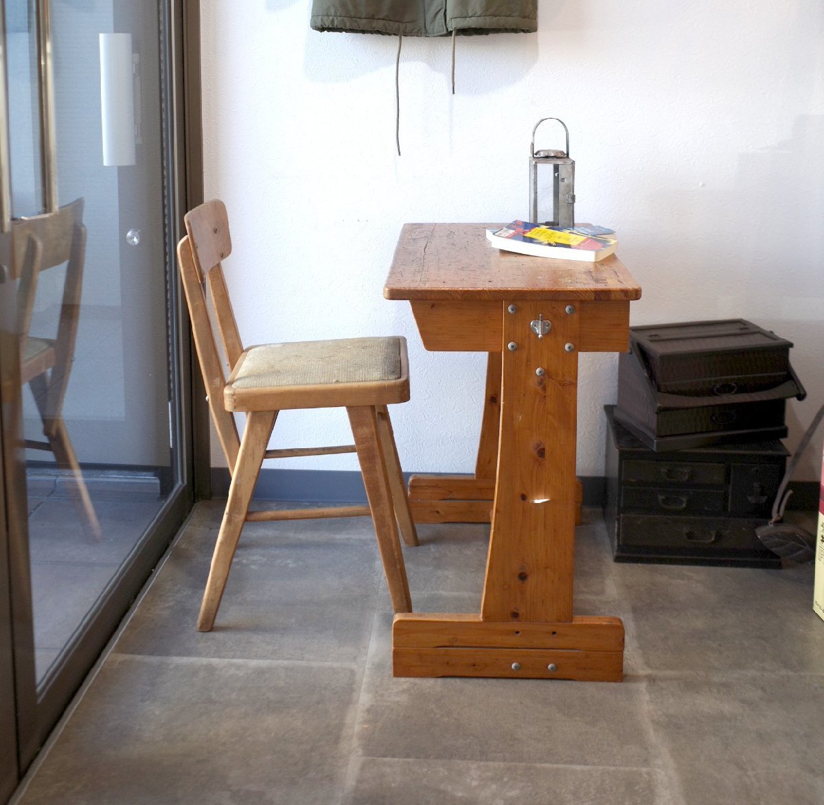 0 pretty wooden. writing desk . chair. set texture (fabric) is good wood grain school kindergarten retro Showa era Vintage old tool. gplus Hiroshima 2212i