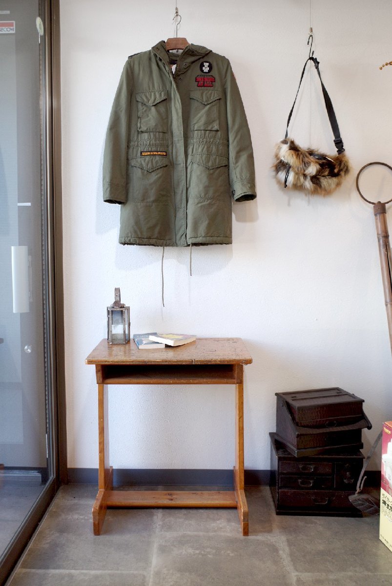 0 pretty wooden. writing desk . chair. set texture (fabric) is good wood grain school kindergarten retro Showa era Vintage old tool. gplus Hiroshima 2212i