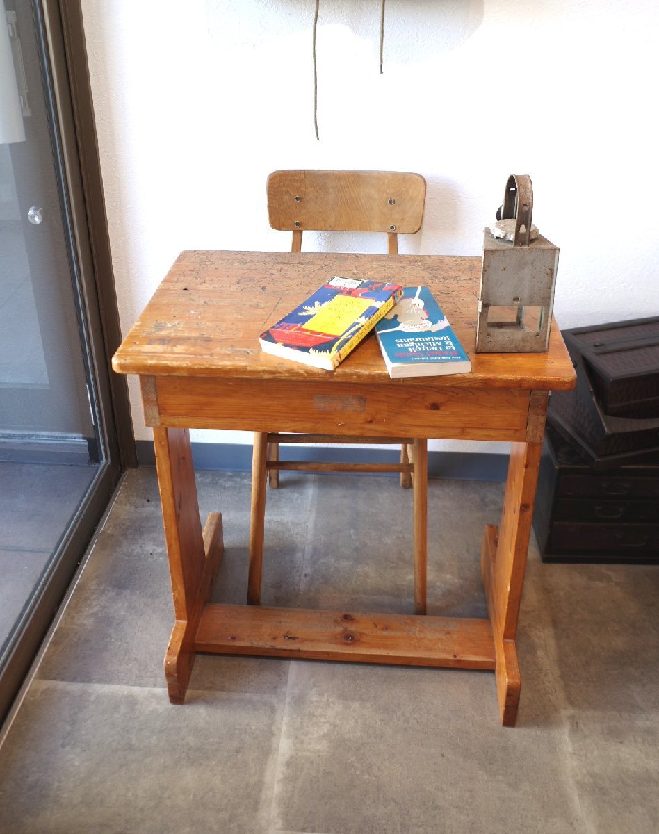 0 pretty wooden. writing desk . chair. set texture (fabric) is good wood grain school kindergarten retro Showa era Vintage old tool. gplus Hiroshima 2212i