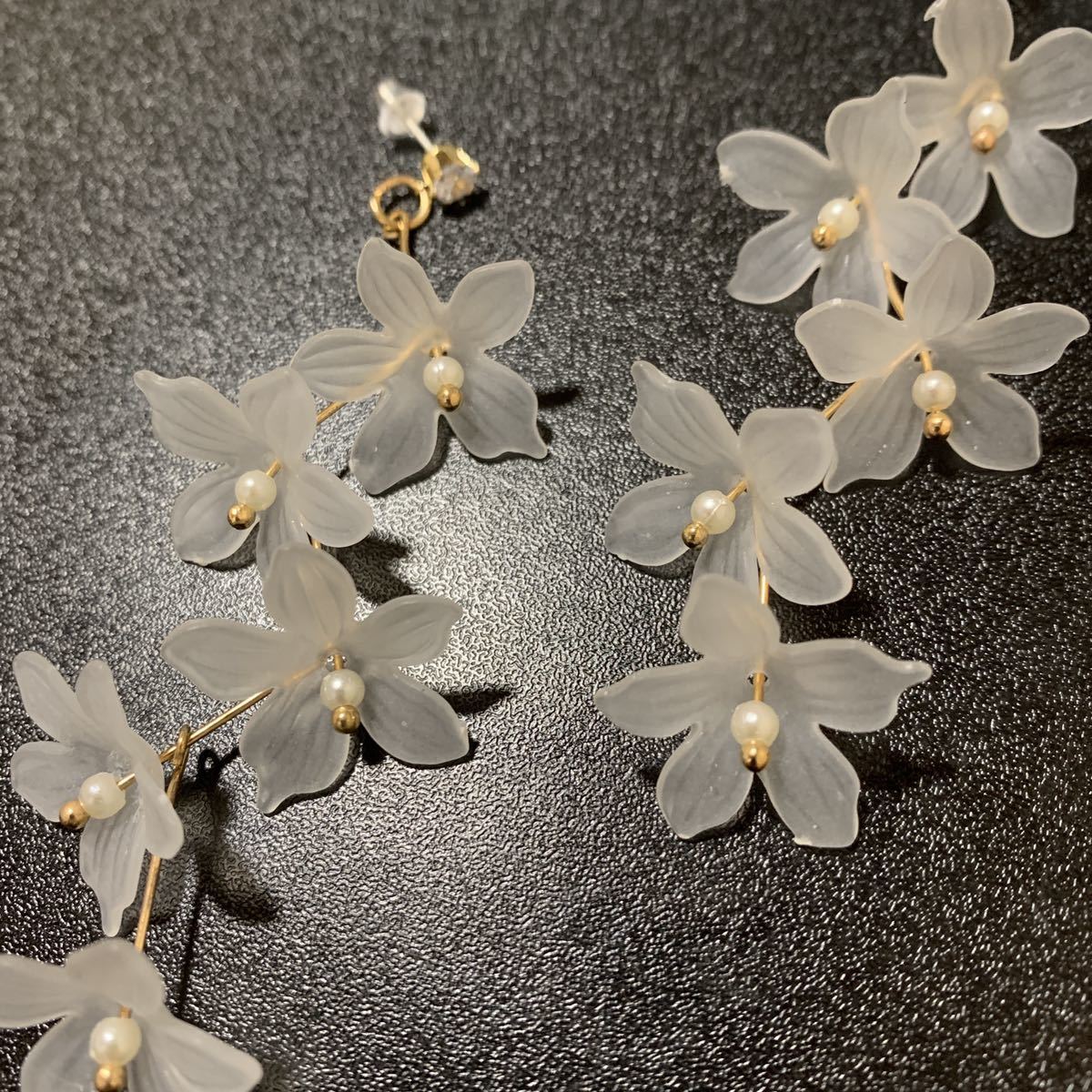  swaying mat white flower fake pearl attaching Gold earrings 
