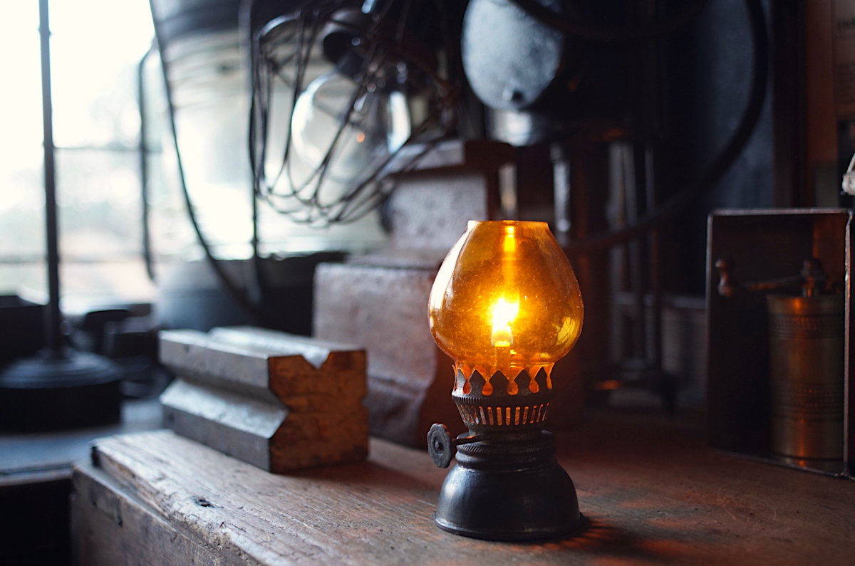 古い鉄製の小型オイルランプ スペア芯付き 豆ランプ(灯油ランタン 