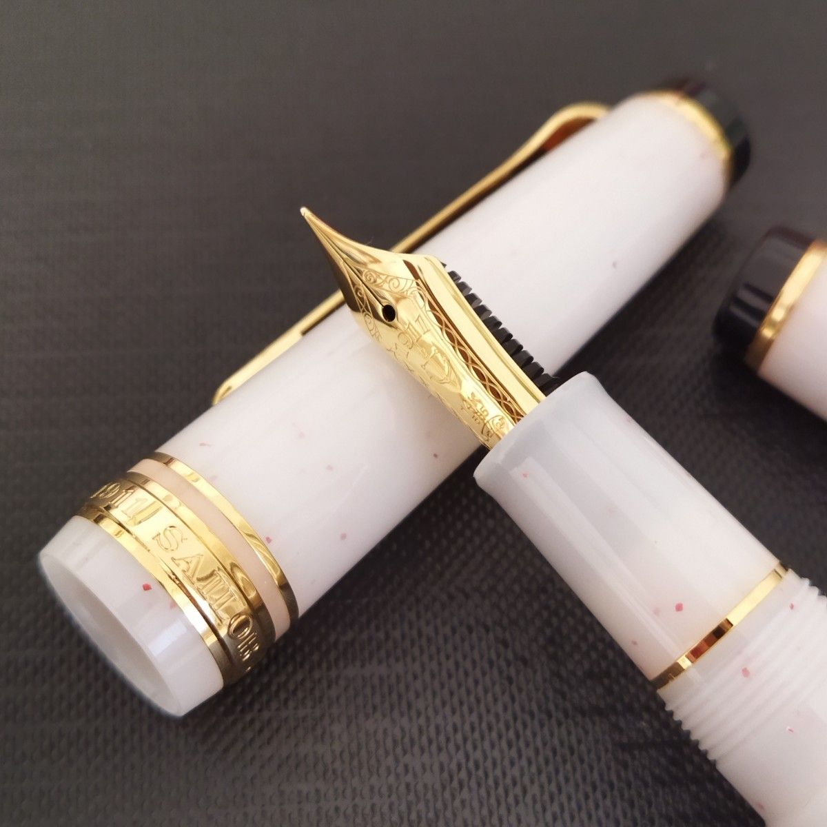 二本セット】雪椿 セーラー万年筆 生産完了品 万年筆 ボールペン 二本セット】雪椿 セーラー万年筆 生産完了品 万年筆 ボールペン