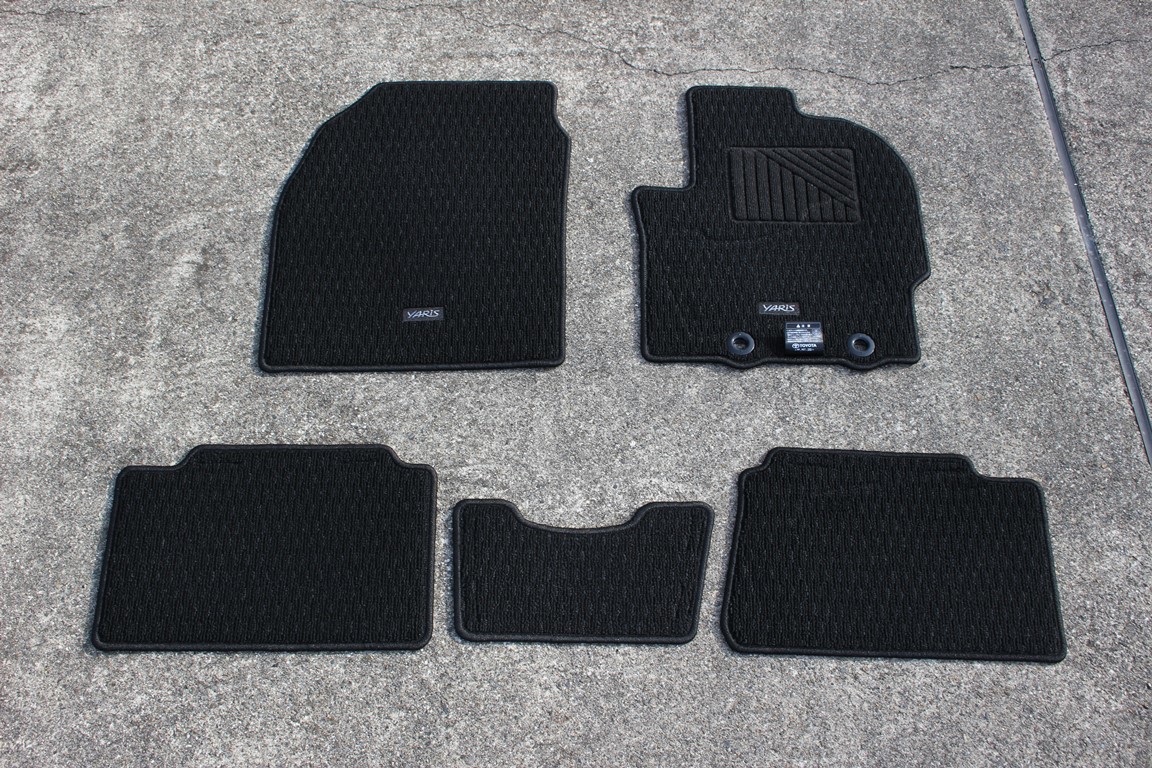 ファッション 社外新品 セカンドラグマット トヨタ ヤリス カーマット