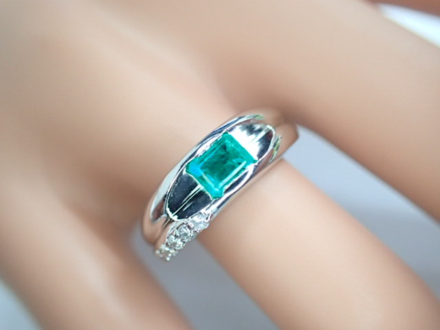 美品 Pt900 エメラルド0.45ct ダイヤ計0.08ct デザイン リング 指輪