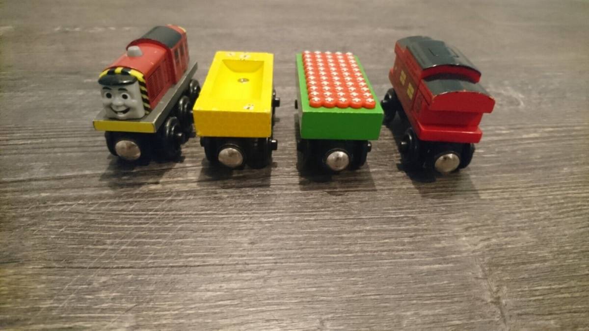 Thomas & Friends Wooden Railway Salty and Cargo Cars and Musical Caboose 海外 即決