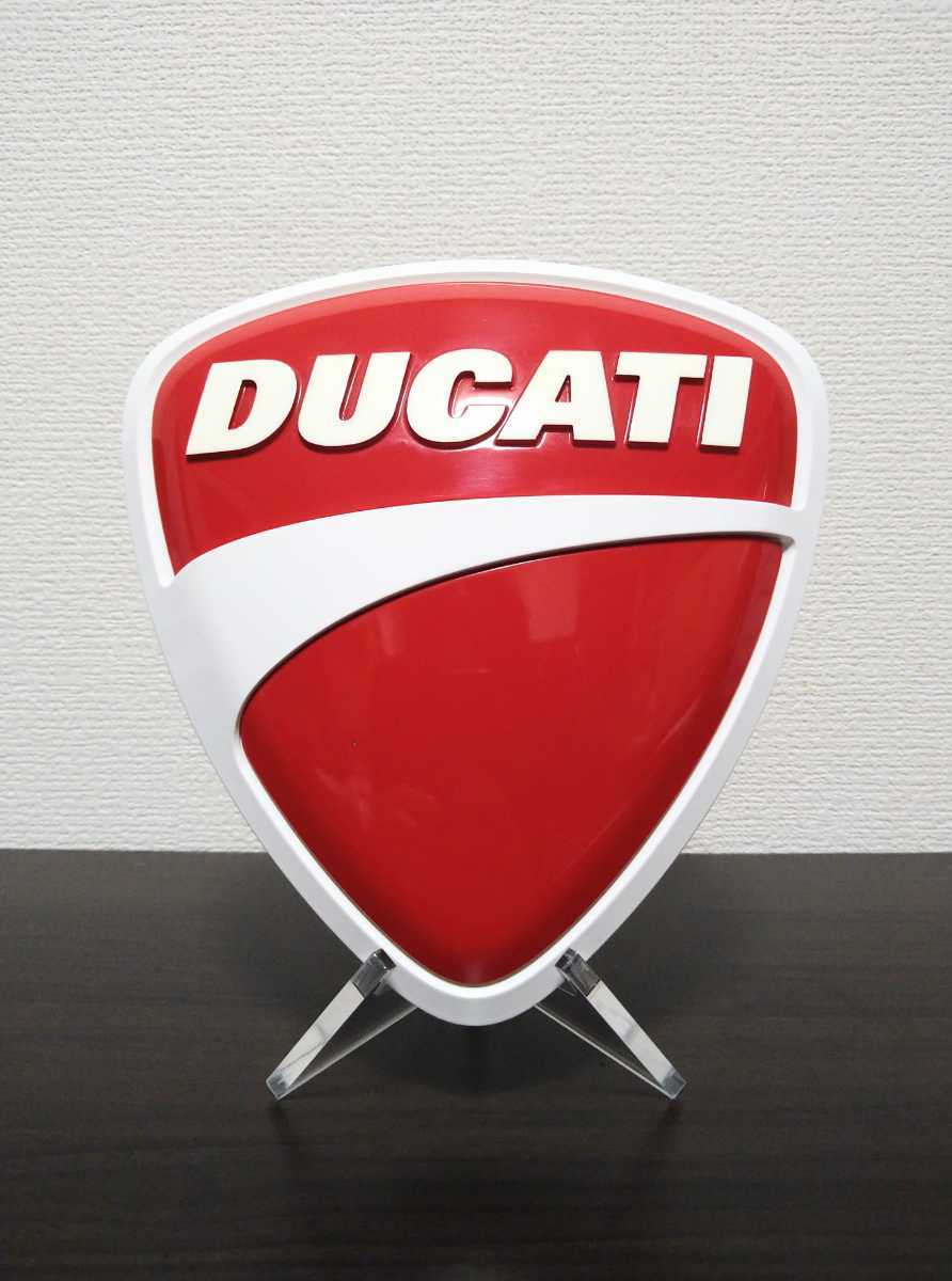 DUCATI　ドゥカティ　ロゴ　アクリルスタンド付き_画像1