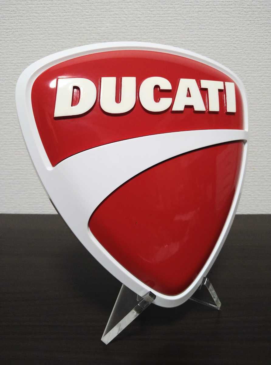 DUCATI　ドゥカティ　ロゴ　アクリルスタンド付き_画像2