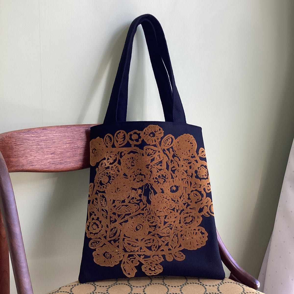 ミナペルホネン flower nest blackを片面にトートバッグ ハンドメイド