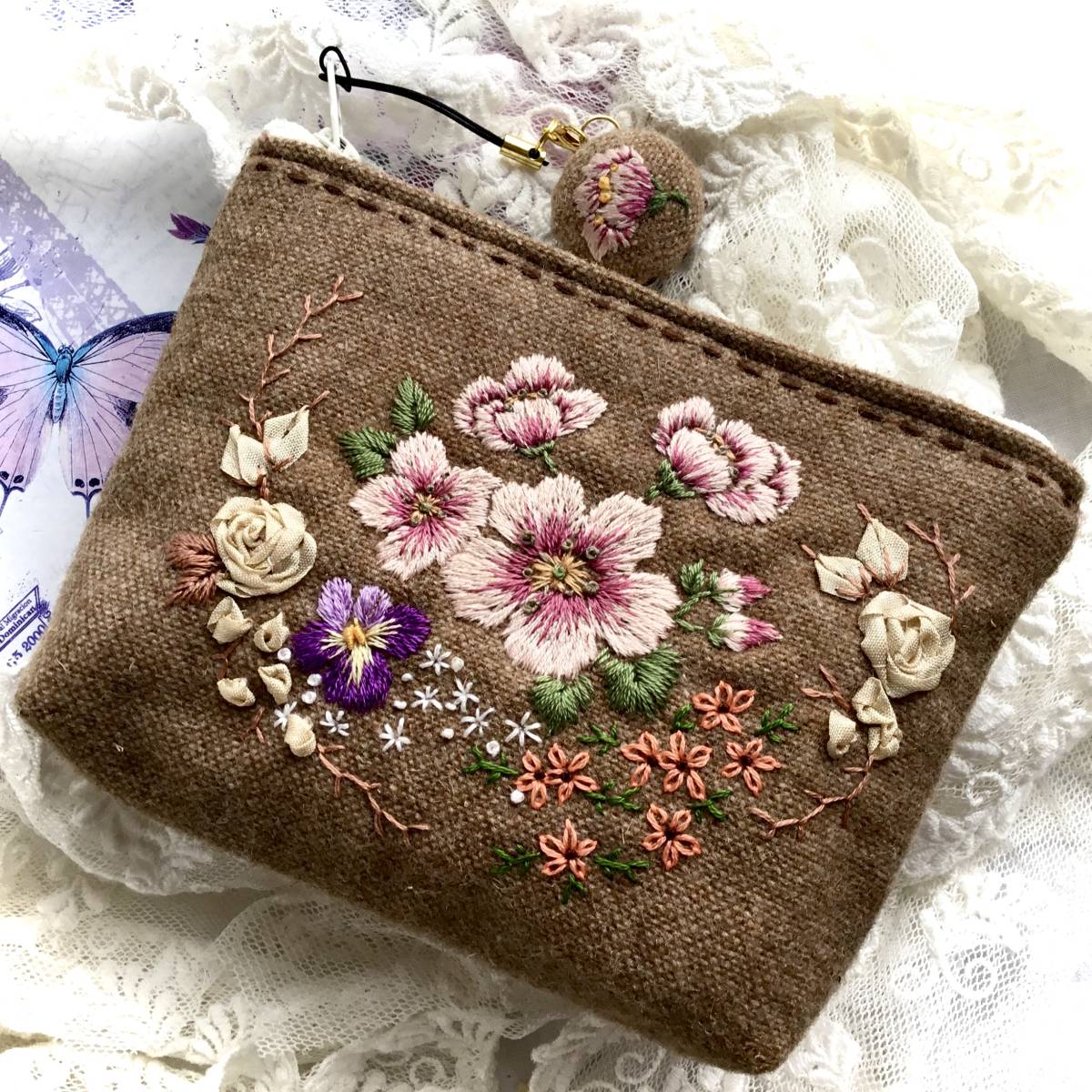 花刺繍 コスメポーチ リボン刺繍 つる薔薇 お出かけポーチ あったかウールリネン チャーム付きhandmade 新品 のヤフオク落札情報