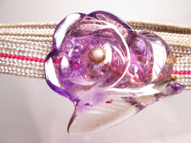 【江月】アンティーク・尼伊 K18 上質な紫水晶の薔薇の花彫刻の帯留め 共ケース付