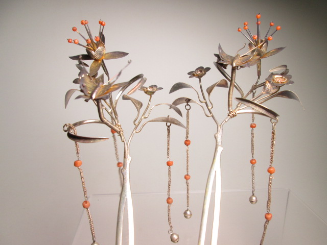 【江月】アンティーク・銀製大振り本珊瑚玉飾り蝶と花びらびらかんざし一対