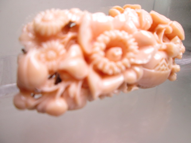 【江月】☆アンティーク・本珊瑚 花活けに花尽くし彫刻の帯留め 20,92g 共ケース付_画像4