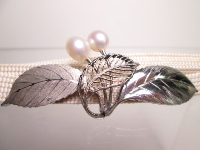 【江月】アンティーク・SPM 彫金細工 本真珠飾りの花の帯留め ケース付