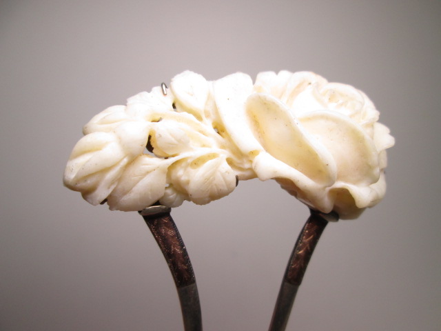 入荷中 【江月】 アンティーク・金彫金細工 20,27g 薔薇の花彫刻のかんざし 本珊瑚 かんざし