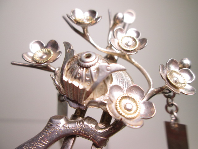 【江月】 アンティーク・銀製 兜に桜のぶらびらかんざし 一対 木箱付