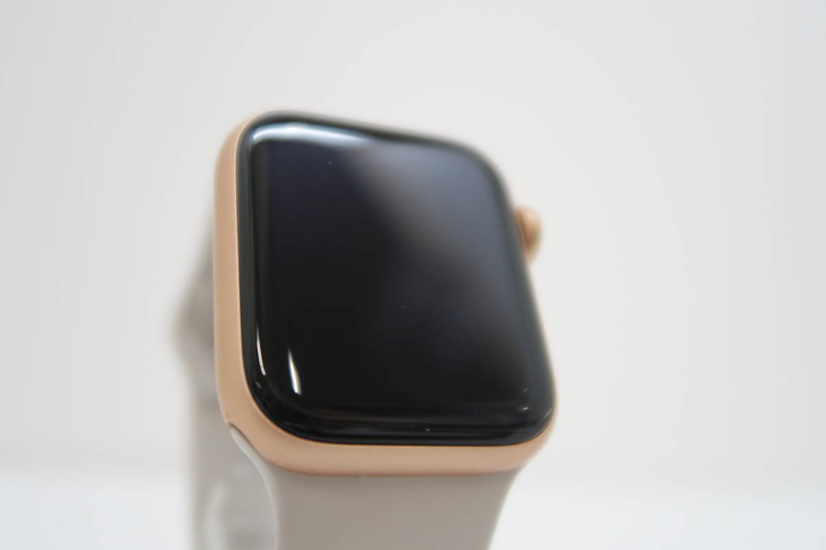 売り切り御免!】 Apple Watch SE GPSモデル 40mm MKQ03J A