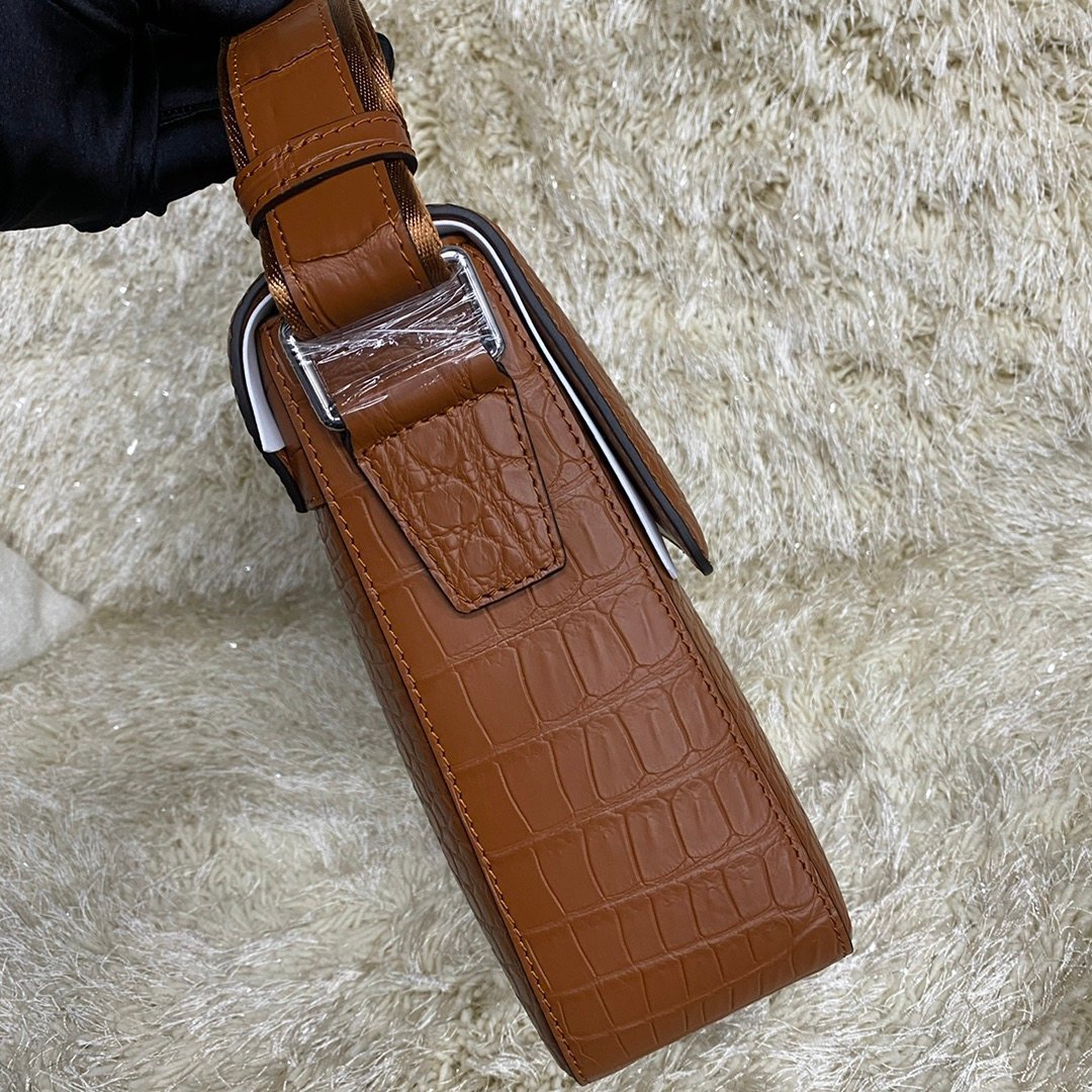 紳士バッグ 簡潔 上品 ショルダーバッグ 最強鰐革 腹革 品質保証 クロコダイルレザー メンズバッグ 通勤 通学 ブラウン_画像4