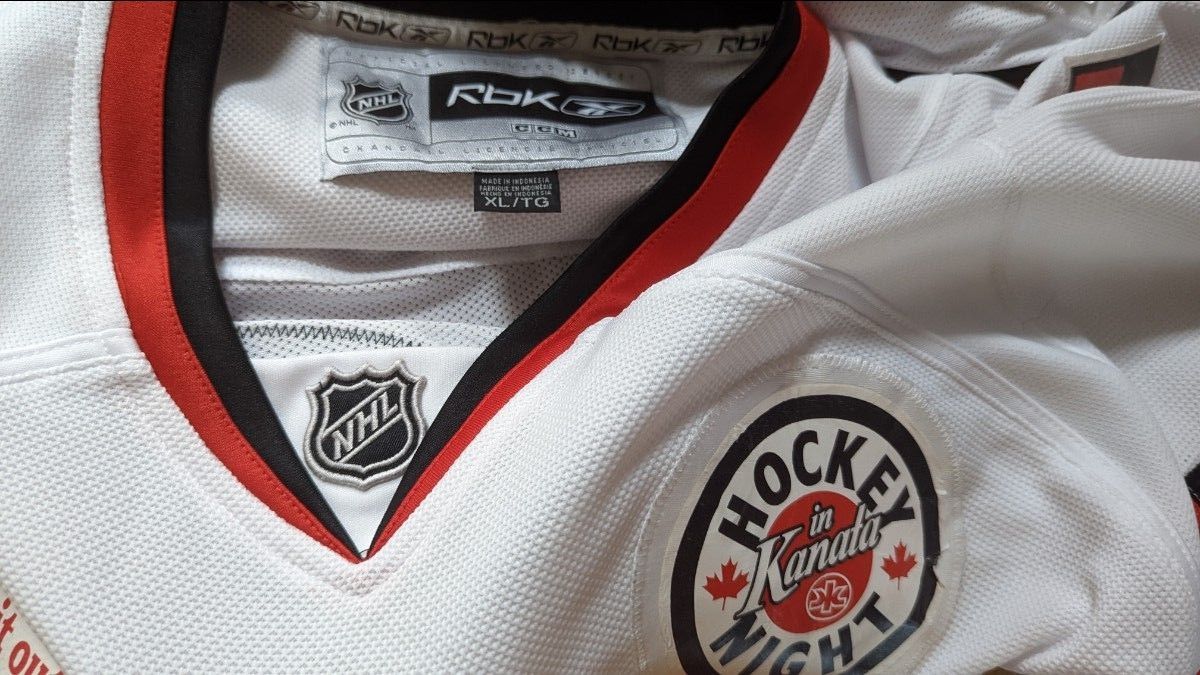 NHL ホッケーゲームシャツ セネターズ XL 刺繍ロゴ レトロ　金　個性的　XL 特大ワッペン　Reebok　リーボック　レア