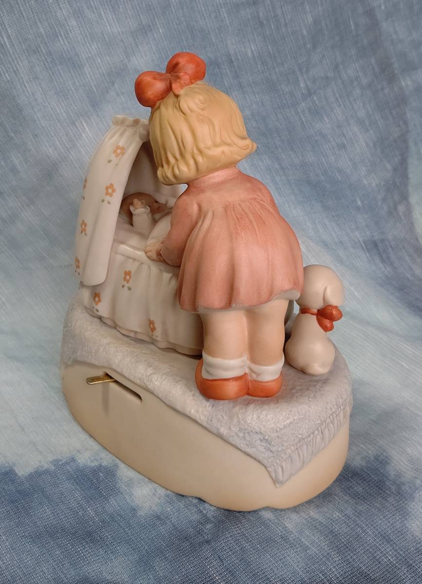 マーベル ルーシー アトウェル メモリー オブ イエスタデー エネスコ社 女の子 赤ちゃん おやすみなさい 陶器人形 置物 オルゴール 超レア_画像4
