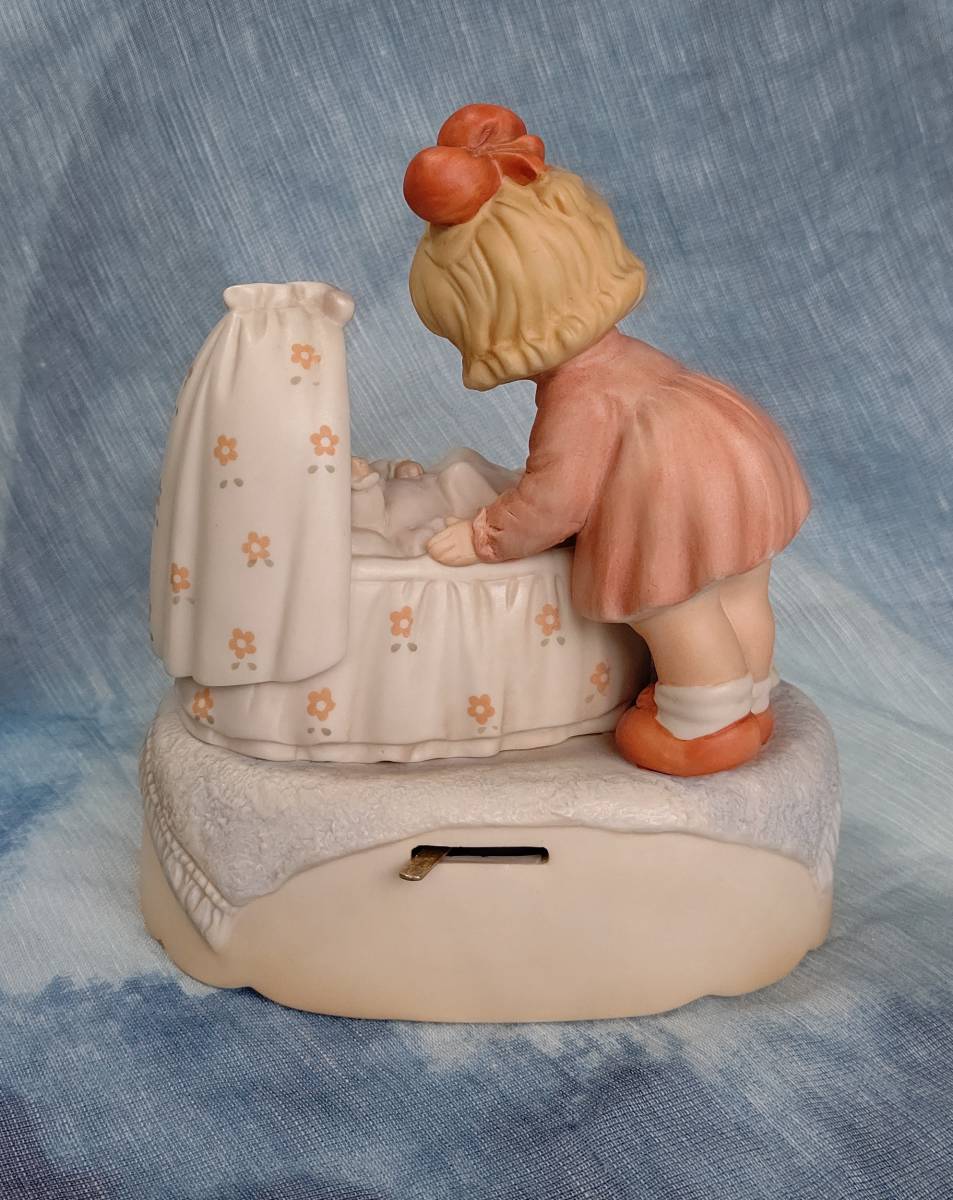 マーベル ルーシー アトウェル メモリー オブ イエスタデー エネスコ社 女の子 赤ちゃん おやすみなさい 陶器人形 置物 オルゴール 超レア_画像5